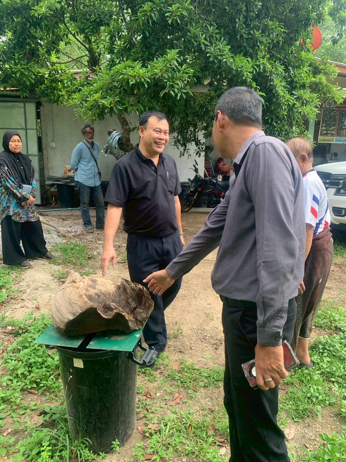 title - ส.ป.ก. ลงพื้นที่ตรวจเยี่ยมและติดตามการดำเนินงานกิจการวิสาหกิจชุมชนไม้กฤษณาแปรรูป